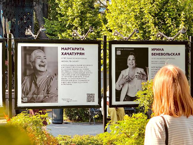В саду «Эрмитаж» открылась новая фотовыставка «Химия была, но мы расстались»!
