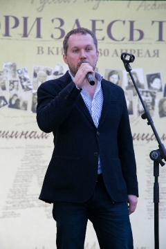 367A3592Григорий Подземельный организаторы акции.JPG