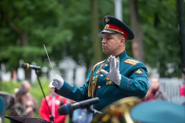Военный оркестр выступит на сцене сада «Эрмитаж»