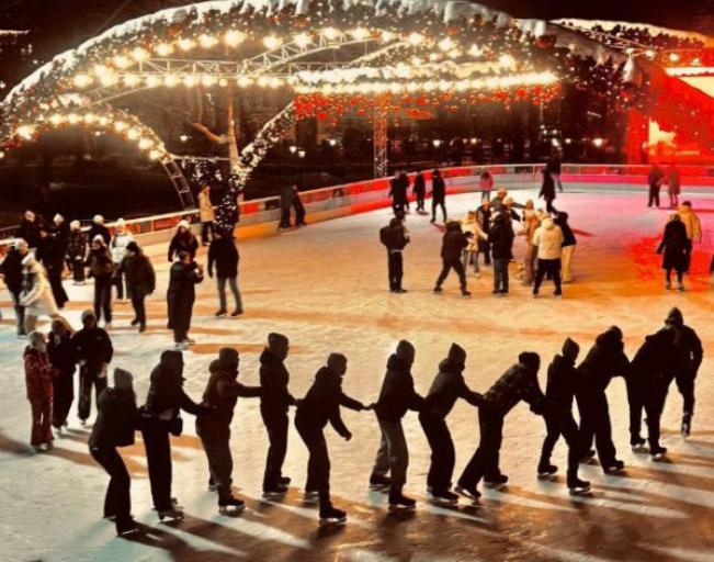 Дискотека на катке в саду «Эрмитаж» — даже в московской зиме можно устроить настоящий карнавал!